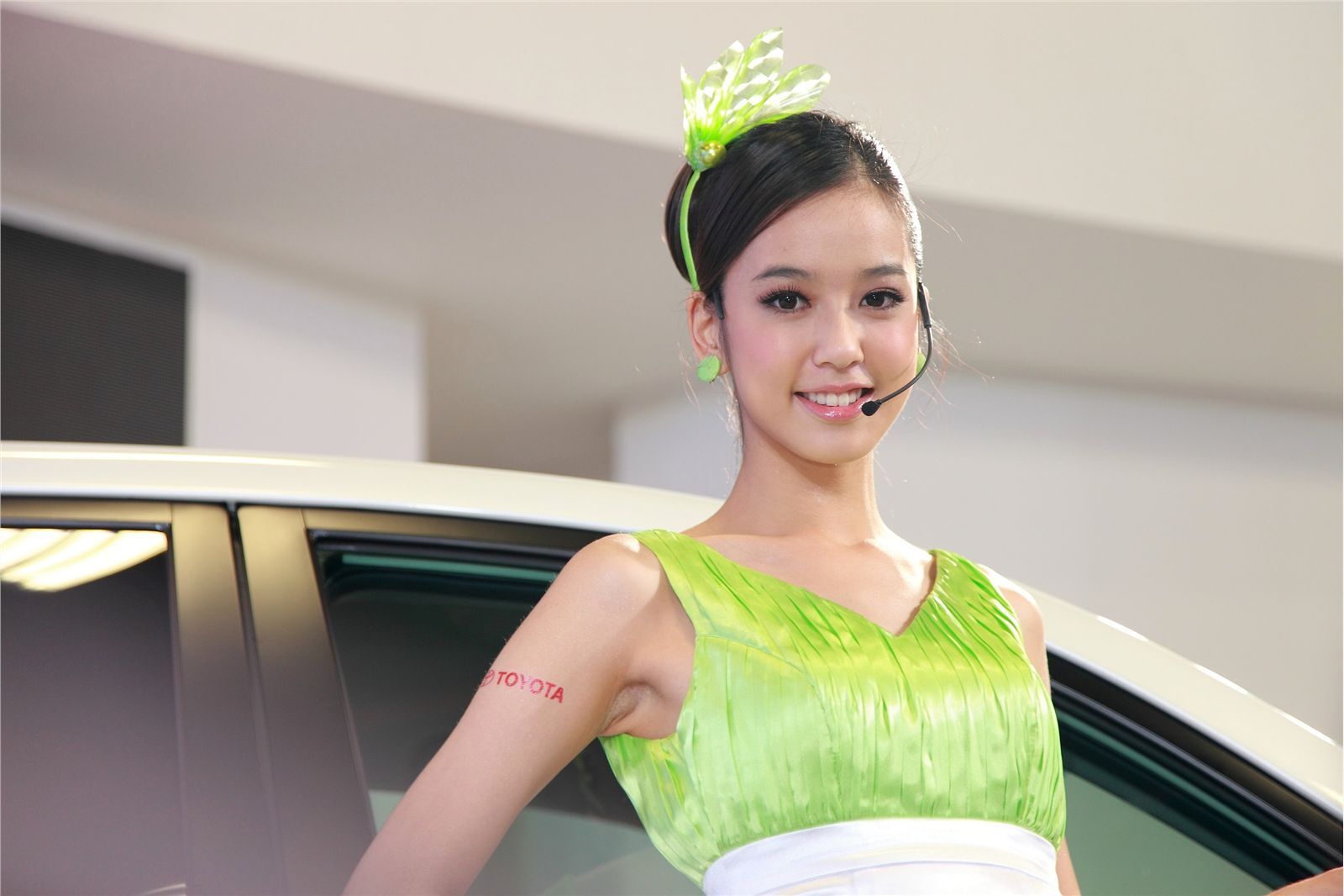 Chen Tingni and Wang Xintian 32 domestic beauty models of 2012 Int l Auto Show - (Toyota)